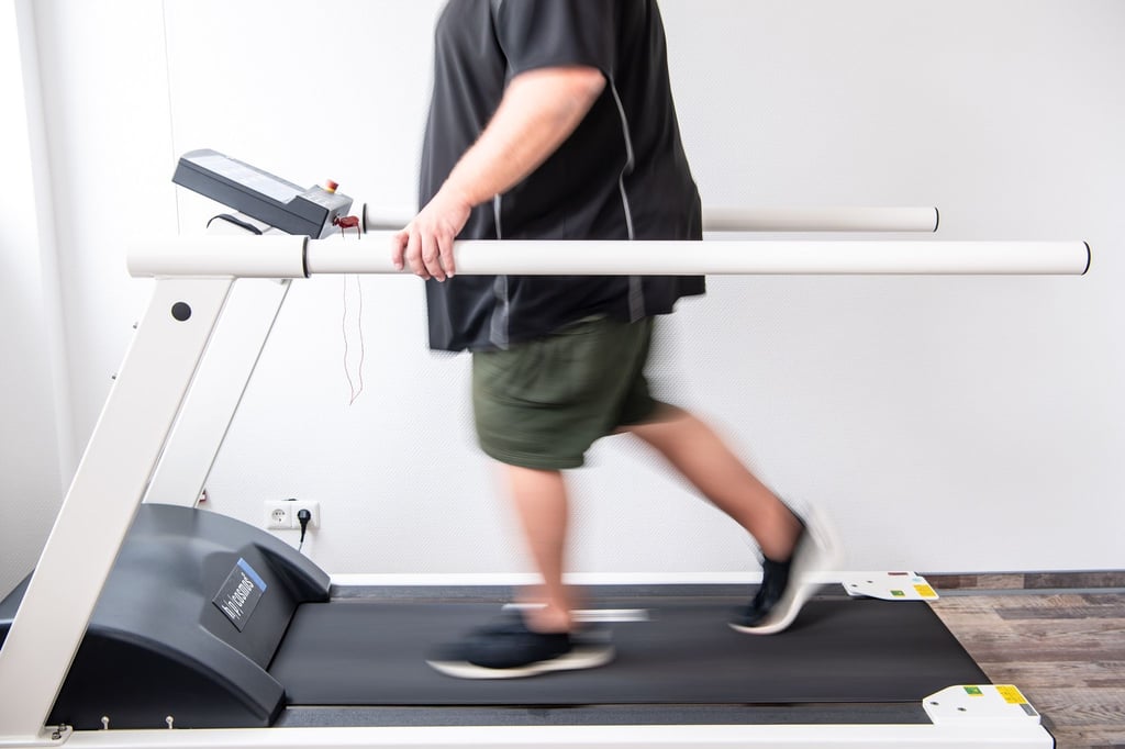 Ein Mann trainiert an einem Laufband, um seine Ausdauer wieder zu stärken. Long-Covid-Kranke sind nach aktuellen Erfahrungen aus der Reha mit ganz unterschiedlichen Symptomen konfrontiert.