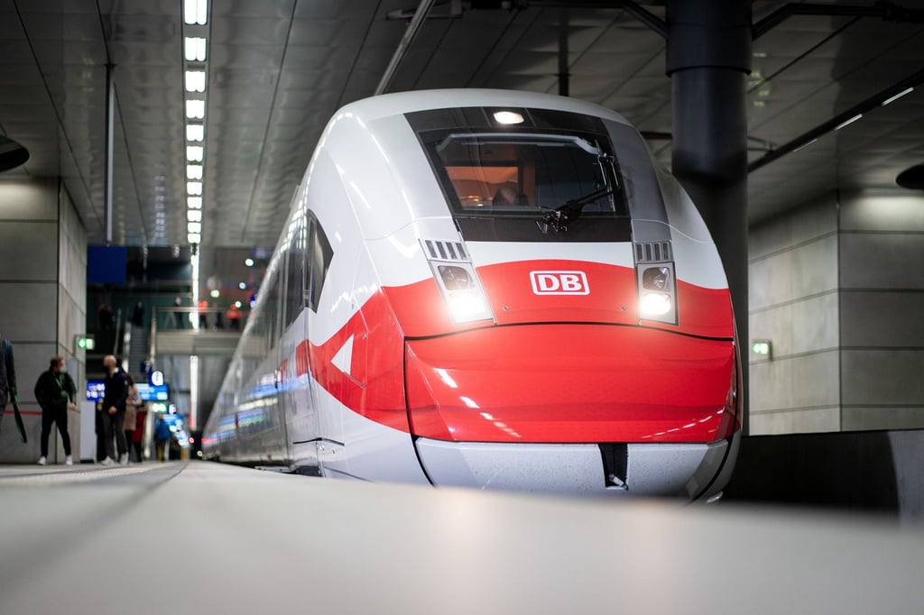 Derzeit fahren halb so viele Menschen mit den ICE- und Intercity-Zügen wie vor der Pandemie.