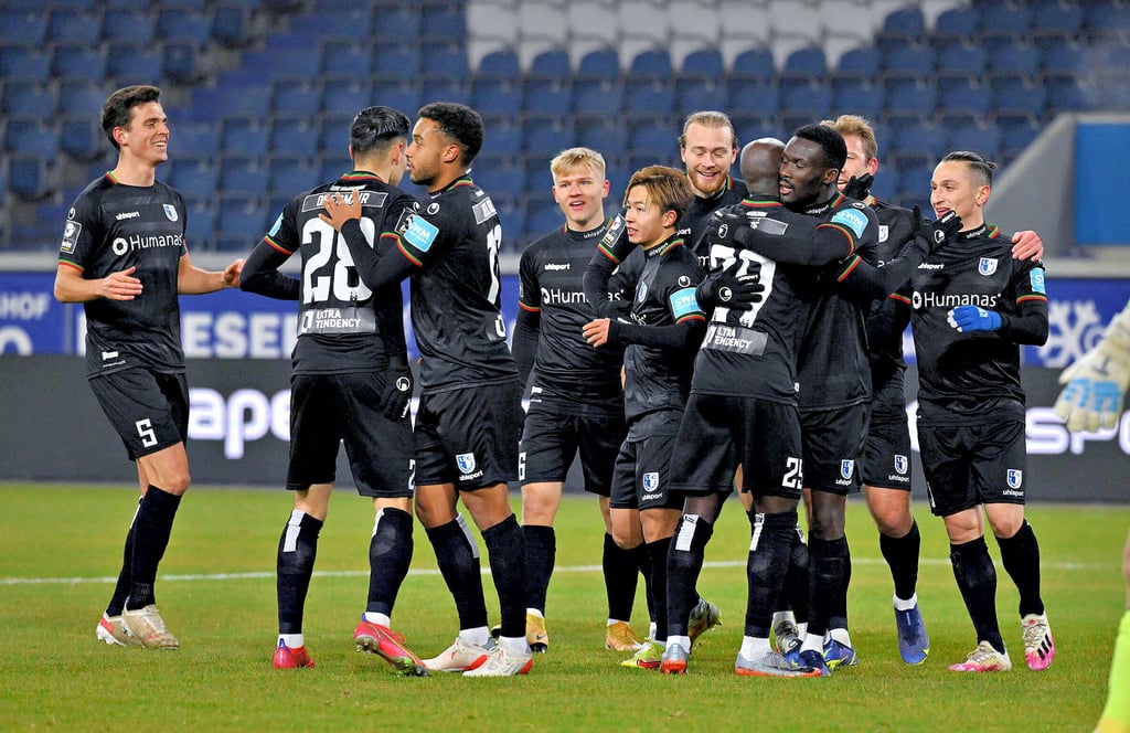 Zu Gast beim MSV Duisburg kam der 1. FC Magdeburg gestern fast nicht aus dem Jubeln raus. Neuzugang Tatsuya Ito (5. v. l.) und Startelf-Rückkehrer Sirlord Conteh (3. v. r.) waren zwei maßgebliche Wegbereiter. Später trafen auch Tobias Müller (l.) und Baris Atik (r.).