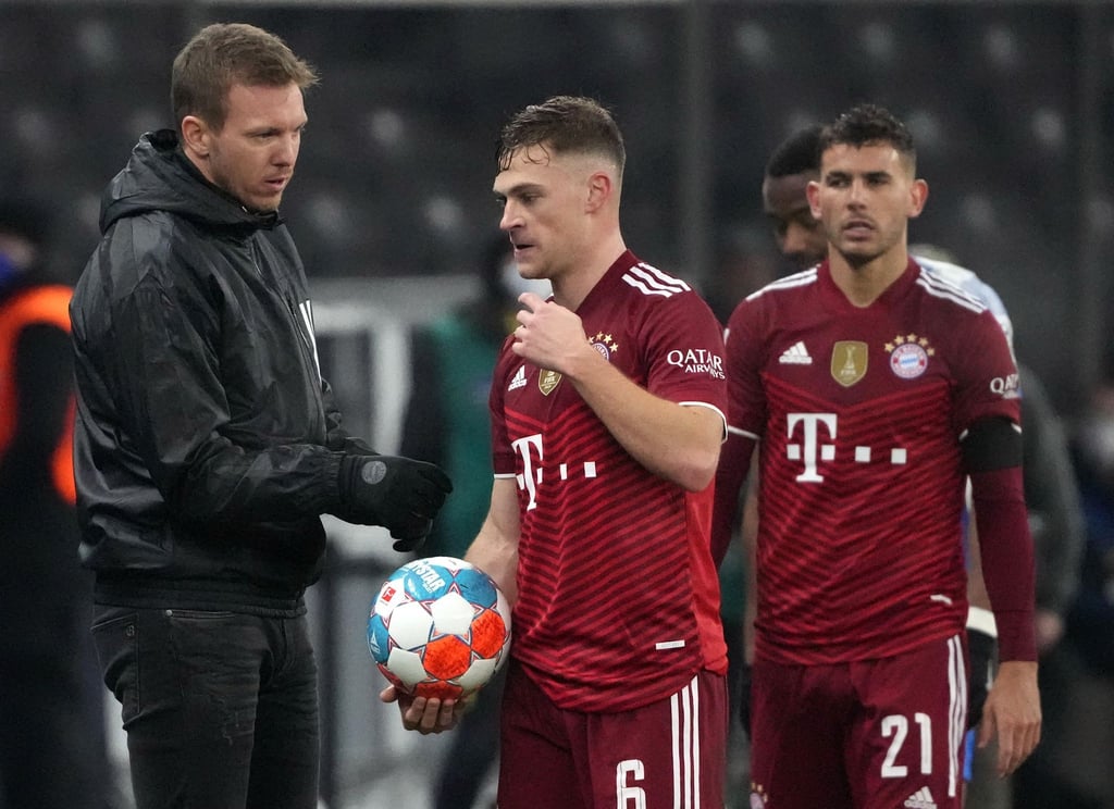 Bayerns Trainer Julian Nagelsmann (l) spricht nach der Partie in Berlin mit Joshua Kimmich.