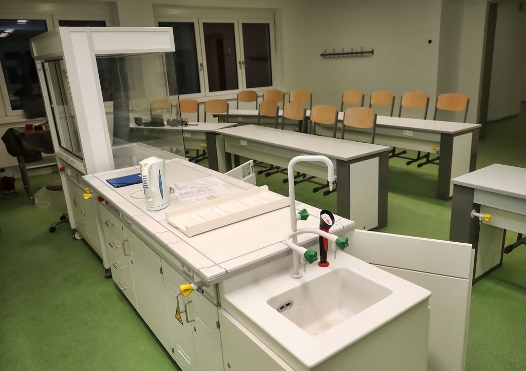 Zum Teil sind die neuen Klassenräume und Fachkabinette schon eingerichtet. Hier ein BLick in das neue Chemiekabinett.