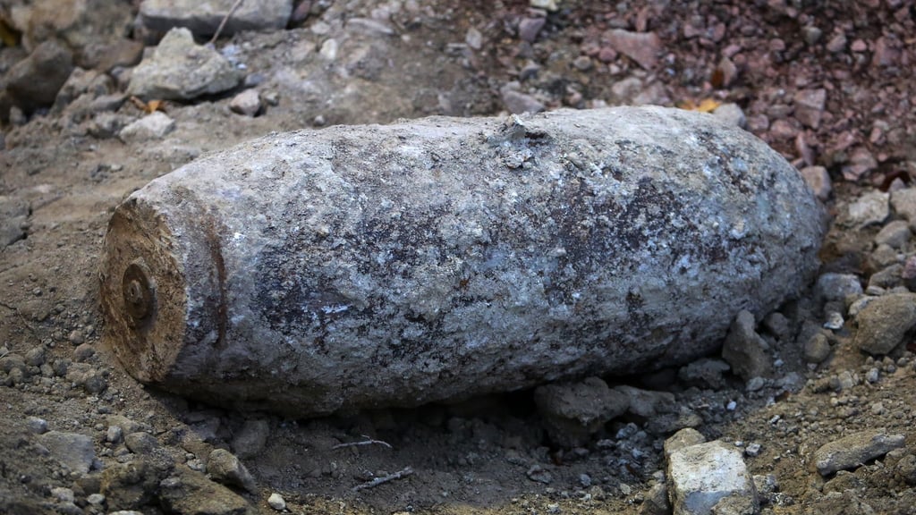 Ein entschärfte Weltkriegsbombe liegt in einer Baustelle.