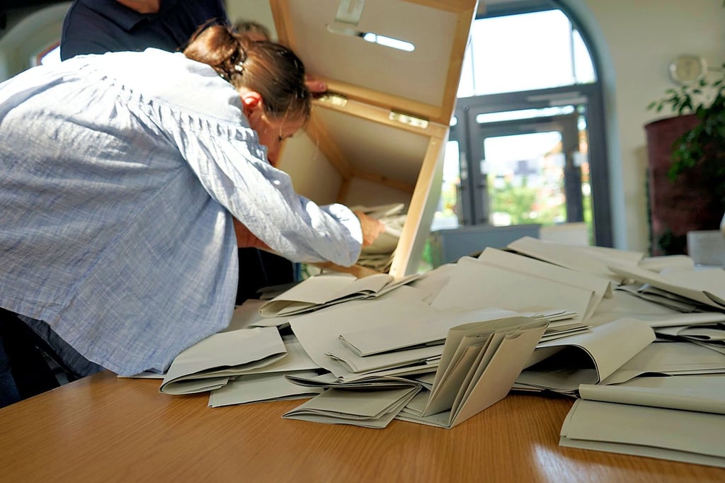 Wahlhelfer in Salzwedel bei der Arbeit.