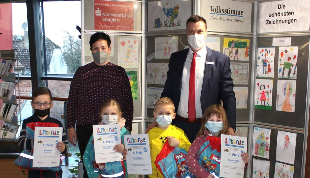 Die Erstklässler aus dem Elb-Havel-Winkel freuen sich über ihre Urkunden und Geschenke.
