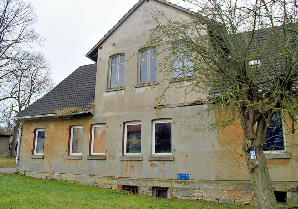 Die Straßenfront mit dem leerstehenden Wohnhaus, das zum Zweck der Umnutzung des Grundstücks abgerissen werden würde.