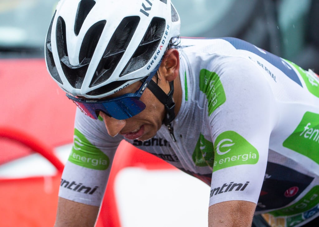 Egan Bernal hat bei einer Kollision mit einem stehenden Bus schwer verletzt.