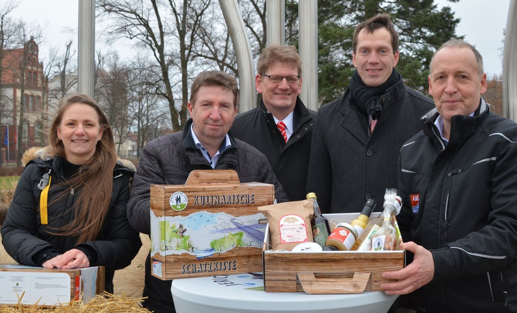 Claudia Hopf-Koßmann, Jens Hitzeroth, Jens Eckhardt, Steffen Burchhardt und Wolfgang Zahn (v.l.) stellen im Burger Goethepark die kulinarische Schatzkiste des Jerichower Landes vor.