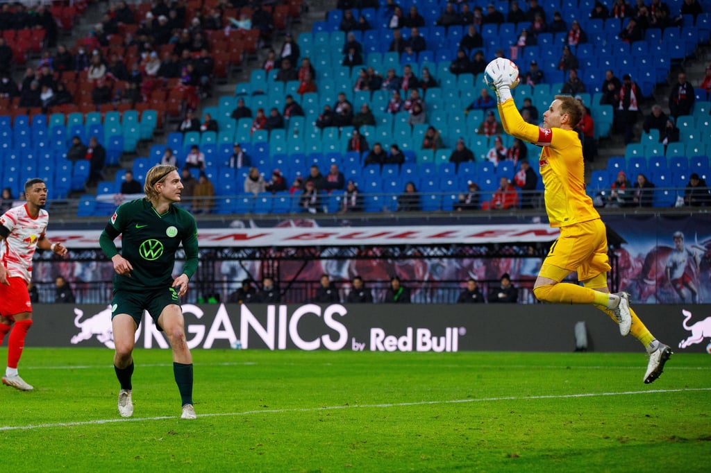 Peter Gulacsi fängt den Ball gegen den VfL Wolfsburg.