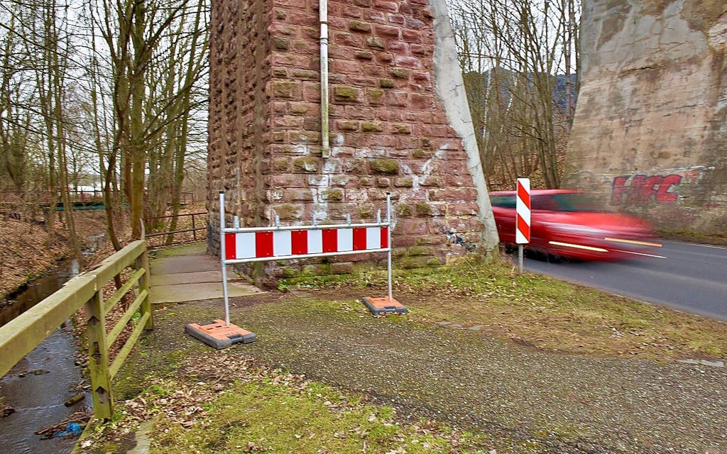 An der Millionenbrücke ist der Gehweg gesperrt.