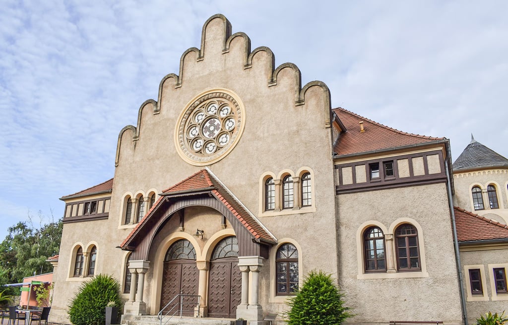 Von außen eher unscheinbar und unspektakulär. Doch das Rundfenster ist mit knapp 12.400 Euro der neue Hingucker der Stiftung.