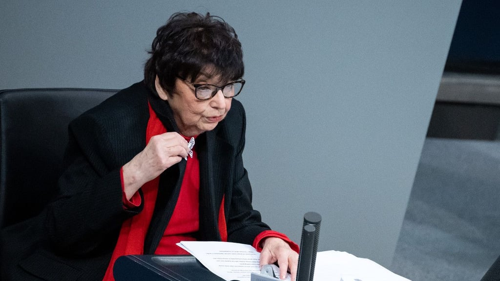 Inge Auerbacher während ihrer Rede im Bundestag.