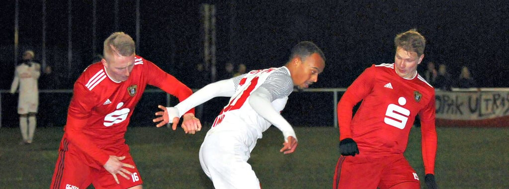 Felix Knoblich (links) und Max Salge (rechts) versuchen Jonathan Muiomo vom Ball zu trennen.