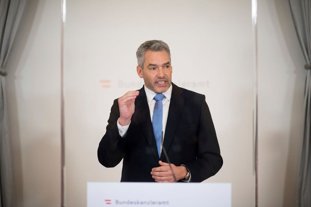 Österreichs Kanzler Karl Nehammer zufolge soll über eine Rücknahme der einschränkenden Maßnahmen entschieden werden, sobald der Höhepunkt der fünften Corona-Welle erreicht sei.
