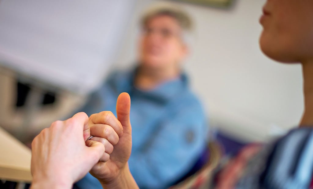 Das Bild zeigt eine Frau, die sich beraten lässt, weil sie Opfer häuslicher Gewalt geworden ist. In Stendal bietet unter anderem die Beratungsstelle „Miß-Mut“ Hilfe an.