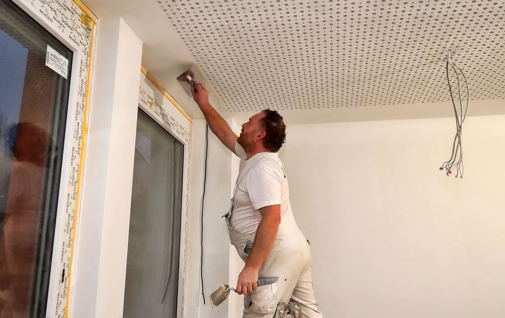 Dirk Hirschberg von der Firma Heinrich Schmied aus Eisleben bei Malerarbeiten in der Sangerhäuser Heineschule.