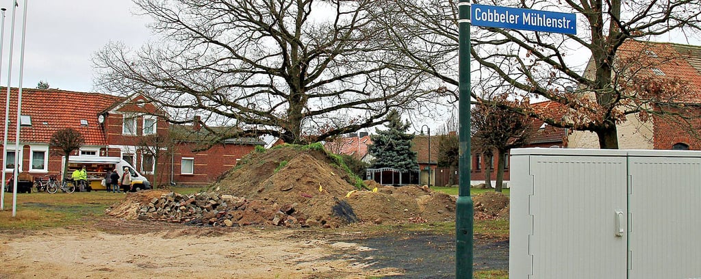 Dorfplatz in Cobbel: Erdmassen, Sand und Steine, aber auch Kunststoffreste sind nach den Glasfaserbauarbeiten liegen geblieben.