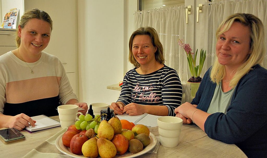 Doreen Weingart (von links), Claudia Kiebach und Carolin Schmidt haben als Eltern von Viertklässlern der Osterburger Grundschule am Hain ein Protestschreiben gegen die geltenden Corona-Regeln vergasst. Im „Protestteam“ sind auch noch Sabine Lücke und Melanie Kutzke.