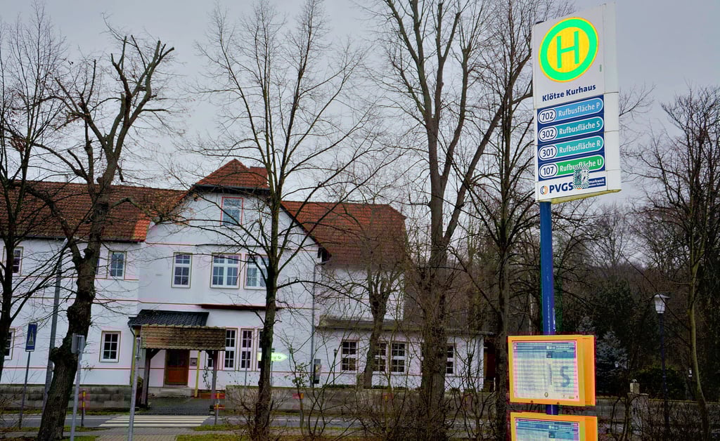 Bisher wird die Haltestelle auf dem Kurhaus-Parkplatz nur von Rufbussen angefahren. Wolfgang Mosel schlägt vor, dass dort künftig ganz regulär die Busse der Linie 100 halten. Das könnte zu einer höheren Besucherzahl im Waldbad und im Tiergehege führen. Beides befindet sich in direkter Nähe.