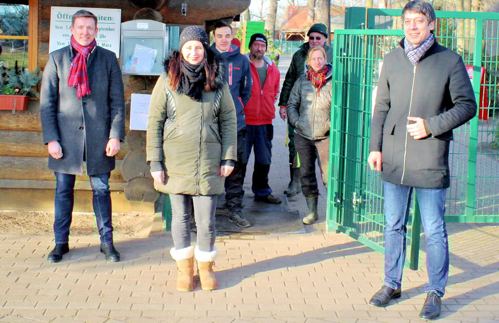 Bürgermeister Andreas Brohm (links) und Landrat Patrick Puhlmann (rechts) haben kurz vor Weihnachten den Wildpark Weißewarte medienwirksam wiedereröffnet. Nun droht erneut die Schließung.