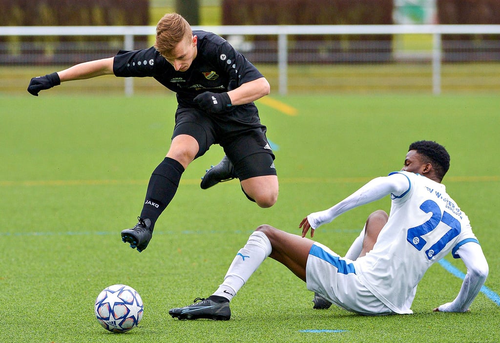 Jannik Hulsch gewann mit der A-Jugend des VfB Germania Halberstadt gegen die des FSV Wacker Nordhausen mit 3:1 Toren. Morgen und am Sonntag stehen für die A-Jugendlichen zwei weitere anspruchsvolle Testspiele auf dem Programm.