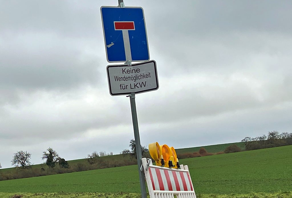 Dass die Baustelle auf der Kreisstraße 1306 ruht und trotzdem gesperrt ist, so dass die Kraftfahrer weite Wege über die Umleitungsstrecke in Kauf nehmen müssen, ärgert besonders die Groß Börnecker.