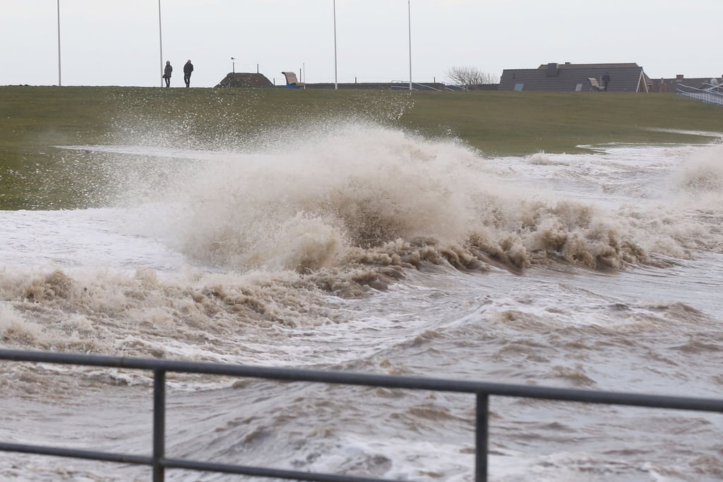 An der Nordseeküste könnte es zu einer Sturmflut kommen (Archivbild).