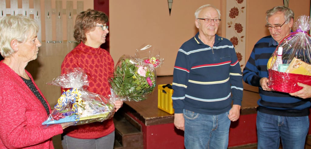 Nach fünf Jahren im Amt wurde Hans Hirche (2. von rechts) als Bürgermeister der Gemeinde Westheide verabschiedet.