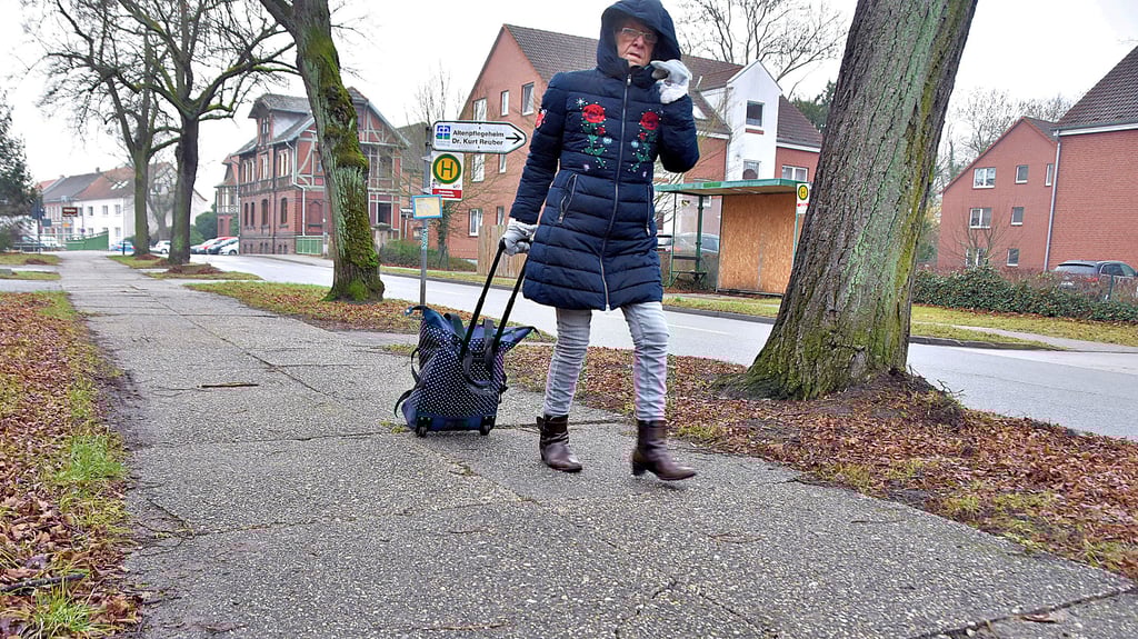 Die maroden Gehwegplatten der Lindenstraße in Oebisfelde bilden eine Gefahr für Fußgänger. Auch diese Passantin erzählt, dass sie auf dem Fußweg schon über die Kanten der kaputten Steine gestolpert und gestürzt sei.