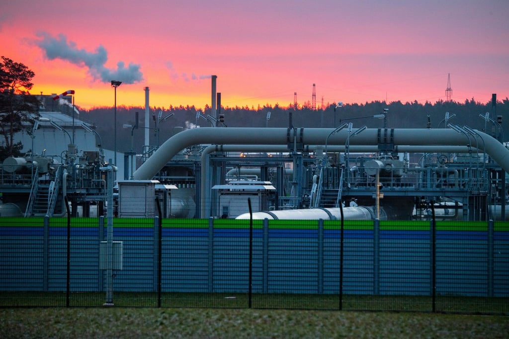 Blick auf Rohrsysteme in der Gasempfangsstation der Ostseepipeline Nord Stream 2 in Lubmin.