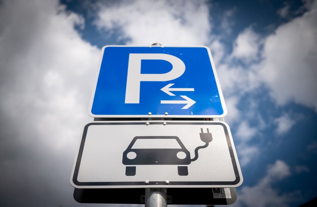 Der ADAC kritisiert uneinheitliche Regeln beim Parken an öffentlichen Stromladesäulen.