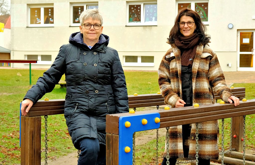 Ute Stasch (links) ist als Leiterin der Kindertagsstätte in Derenburg verabschiedet worden. Sie wechselt als Erzieherin ins „Kükennest“ nach Börnecke. Ihre Nachfolgerin in Derenburg ist Kathrin Friedrich, die zuvor die Kita „Am Regenstein“ geleitet hat.