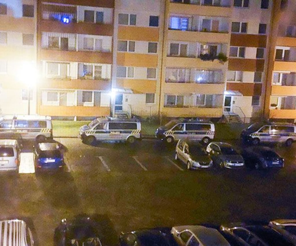 Das Aufgebot an Polizeifahrzeugen vor dem Wohnblock in Jessen Nord zeigte am Mittwochabend an: Hier läuft eine besondere Aktion.