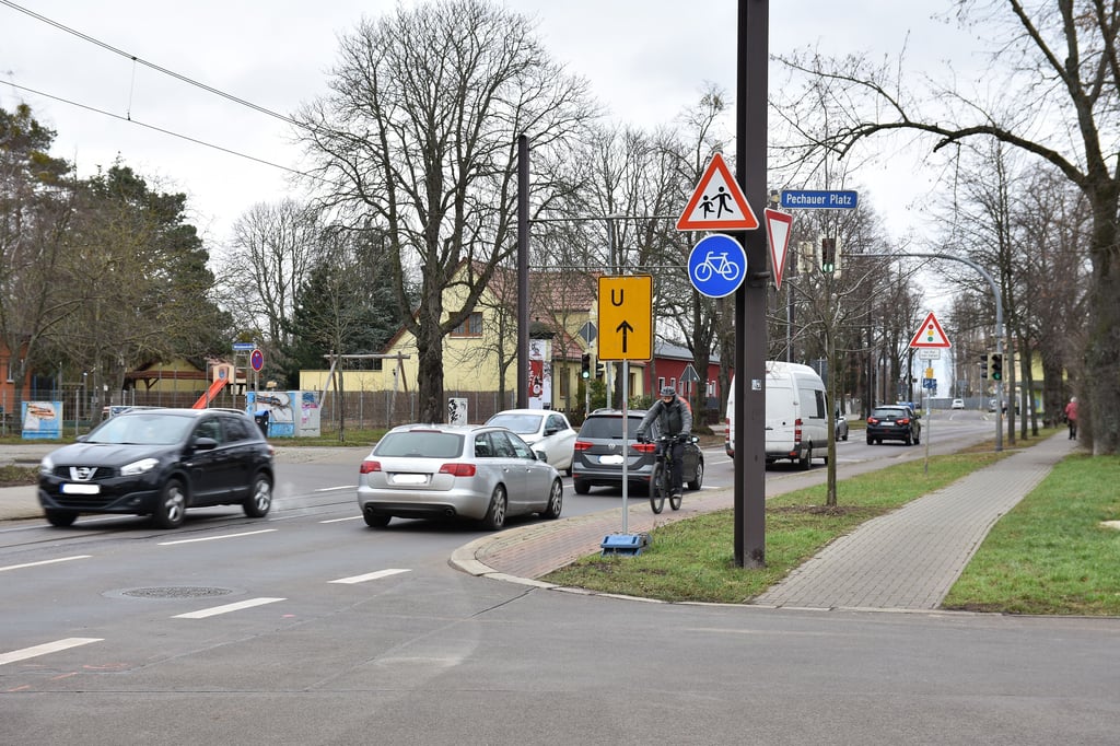 Viel Verkehr am Pechauer Platz in Magdeburg. Schilder warnen vor den Kindern in Schule und Kita.
