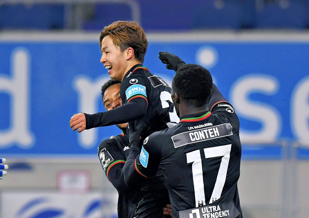 Leon Bell Bell (l./verdeckt) und Sirlord Conteh (r.) waren Tatsuya Itos erste Gratulanten.