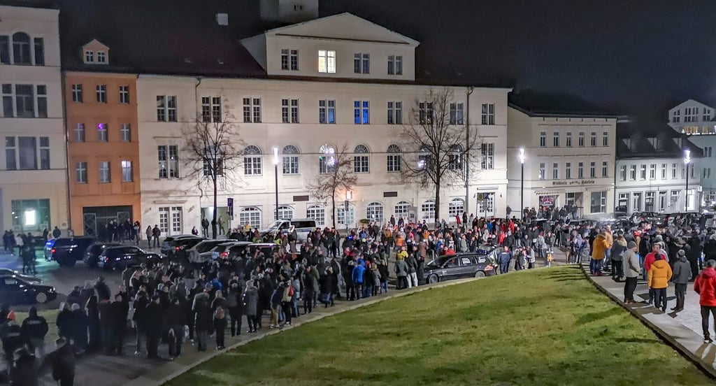 Montagsdemo gegen die Coronapolitik auf dem Altmarkt in Zeitz, 24.01.2022