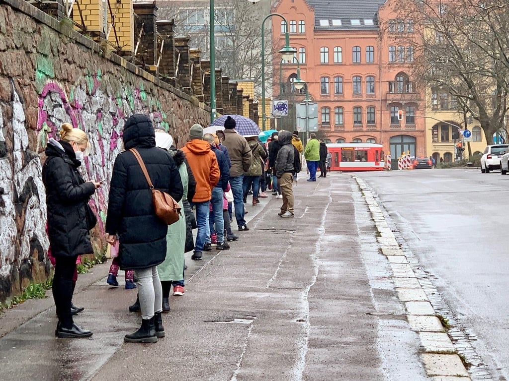 Vor dem Testzentrum in der Magdeburger Straße hat sich eine lange Schlange gebildet. Dort werden PCR-Testungen vorgenommen.