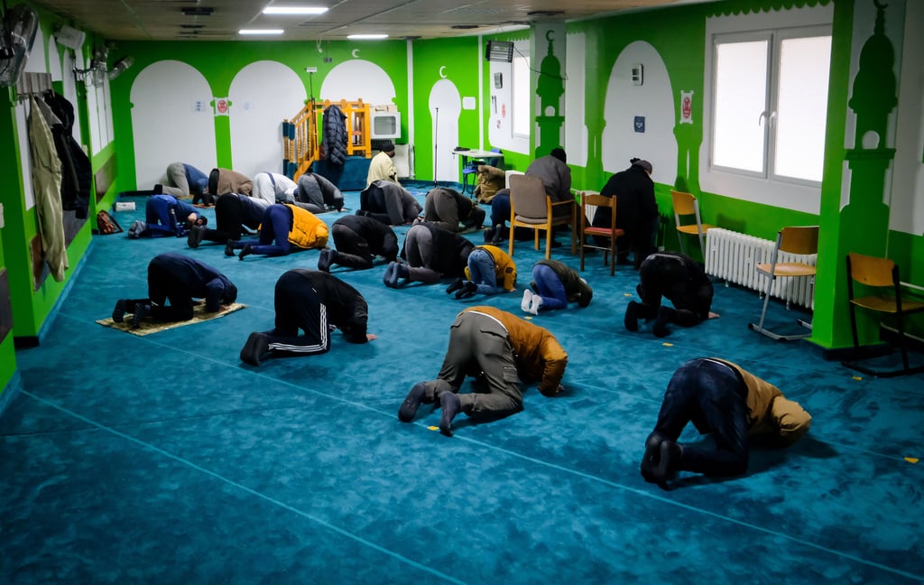 Das Gebet in der Moschee in Halle an diesem Donnerstag: Zum Freitagsgebet reicht der Raum aus nicht für alle Gläubigen.