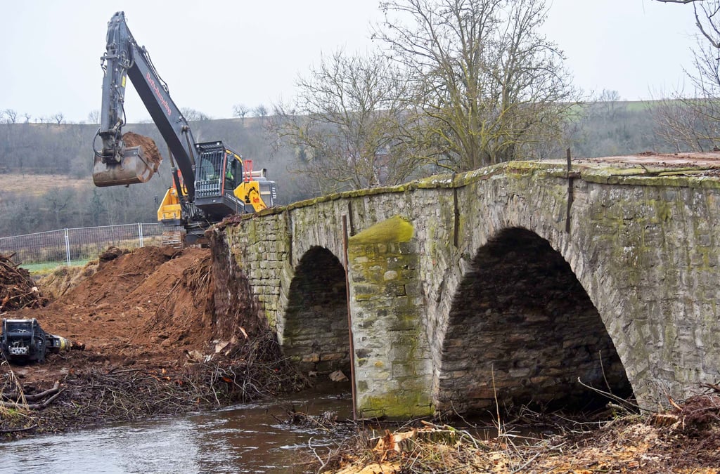 Die 200 Jahre alte Wipperbrücke in Drohndorf wird derzeit abgerissen.