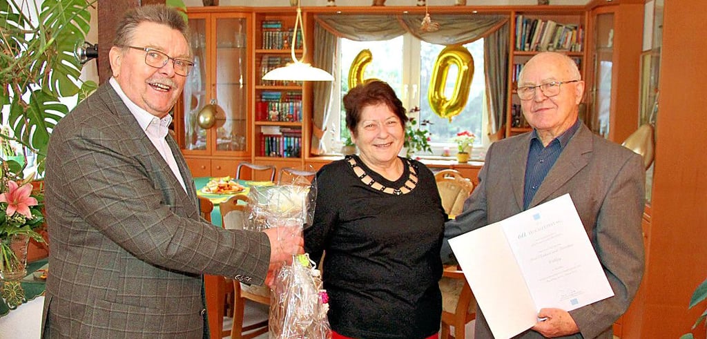 Ortsbürgermeister Claus Lehmann (links) gratuliert Dorothea und Karl-Eberhard Wähling zur Diamantenen Hochzeit.