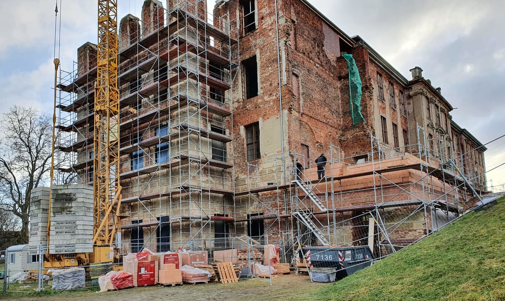 Derzeit wird am erhaltenen Trakt des Zerbster Schlosses wieder gebaut. Zu verdanken ist dies dem Förderverein. Ob jener künftig einen Personalkostenzuschuss erhalten soll, wurde im Stadtrat rege diskutiert.