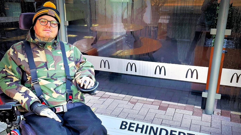 Gabor Schneider aus Rübeland vor der Aufschrift „Behinderte", die an Parkplätzen einer McDonald’s-Filiale in Blankenburg angebracht war.