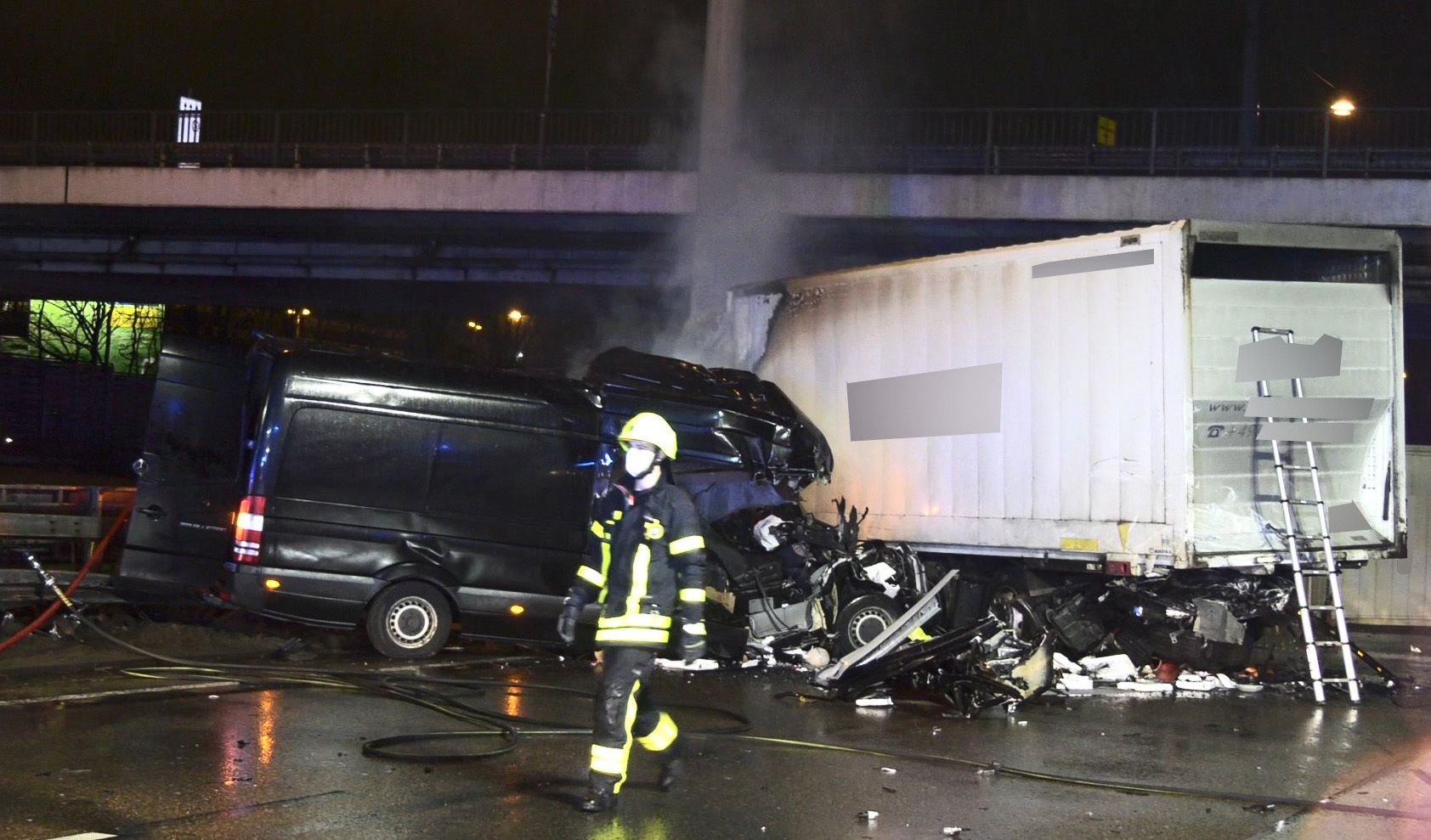 Zwei Tote Nach Schwerem Unfall: A3 Bei Frankfurt In Beide Richtungen ...