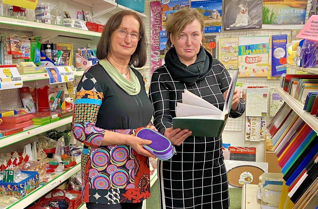 Angela Ullmann (l.) und Mitarbeiterin Kathrin Krause sortieren die Ware in den Regalen. In Bobbau läuft derzeit der Ausverkauf.