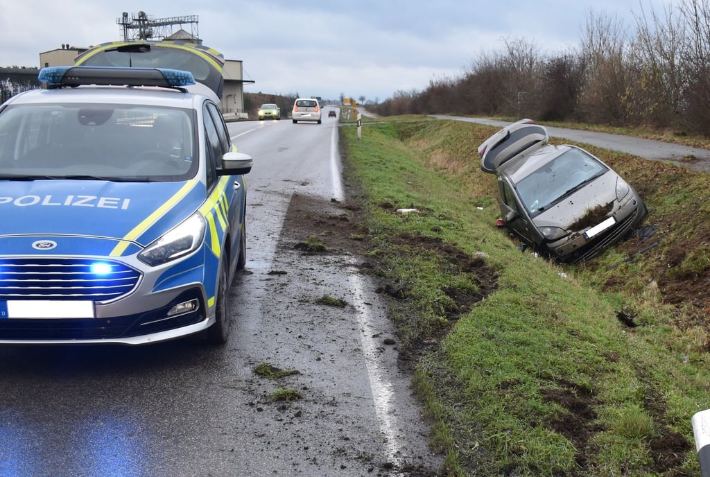 Auf der L24 in Richtung Haldensleben ist am Donnerstag ein Autofahrer im Graben gelandet. Danach verhielt sich der Mann sehr auffällig und versuchte, etwas im Gebüsch verschwinden zu lassen.