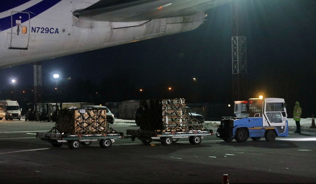 Eine Lieferung militärischer Hilfsgüter der USA an die Ukraine wird am Flughafen-Boryspil transportiert.
