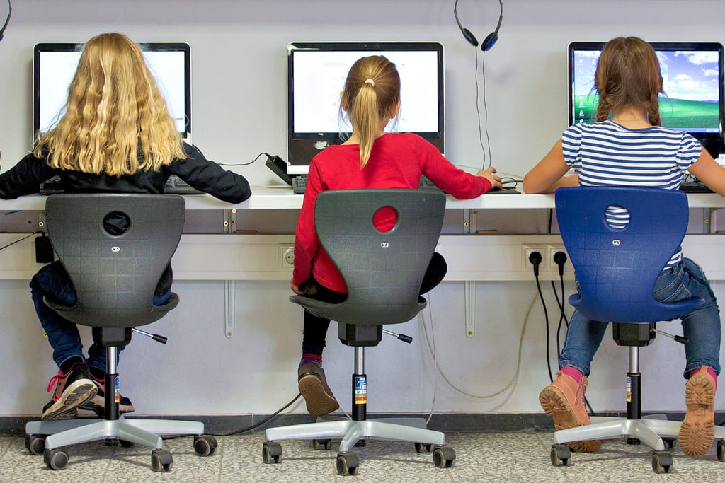Digitalisierungsdebatte: Magdeburgs Schulen sollen von lizensierter Software zu kostenfreien Angeboten wechseln. So sollen nicht nur Kosten gespart werden, sondern jedem Schüler unabhängig von der finanziellen Situation im Elternhaus, der Zugang gewährt werden.