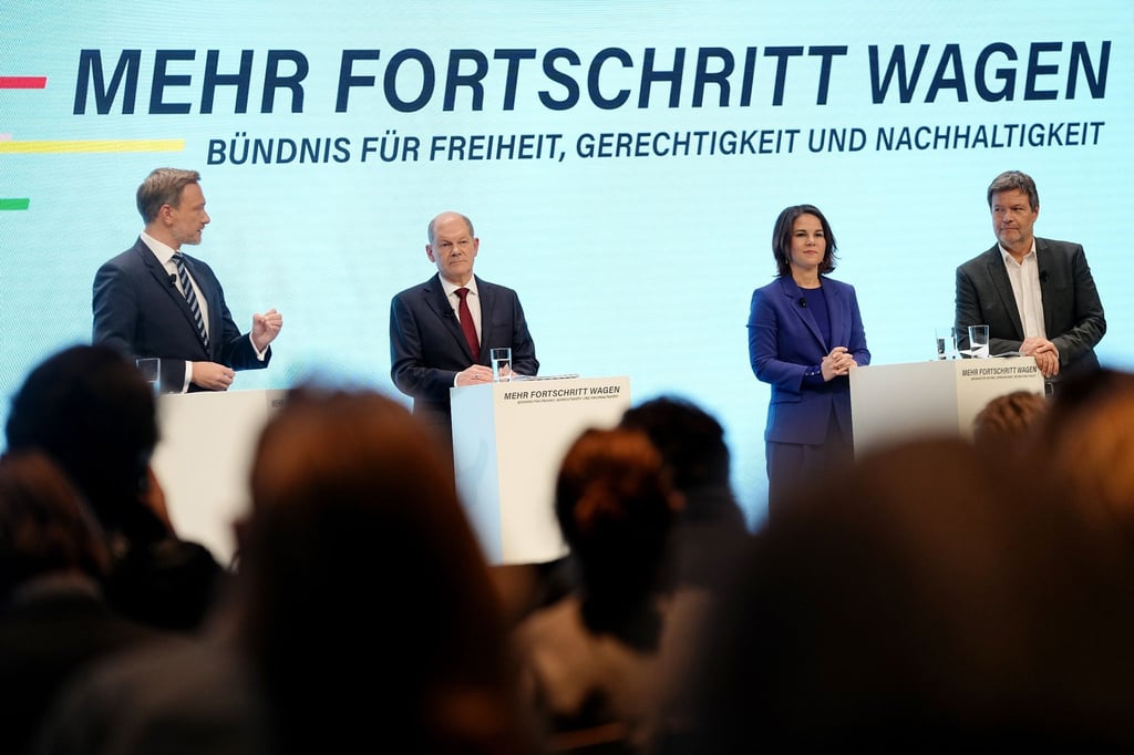 Christian Lindner (l-r), Olaf Scholz, Annalena Baerbock und Robert Habeck stellen den gemeinsamen Koalitionsvertrag der Ampel-Parteien vor.