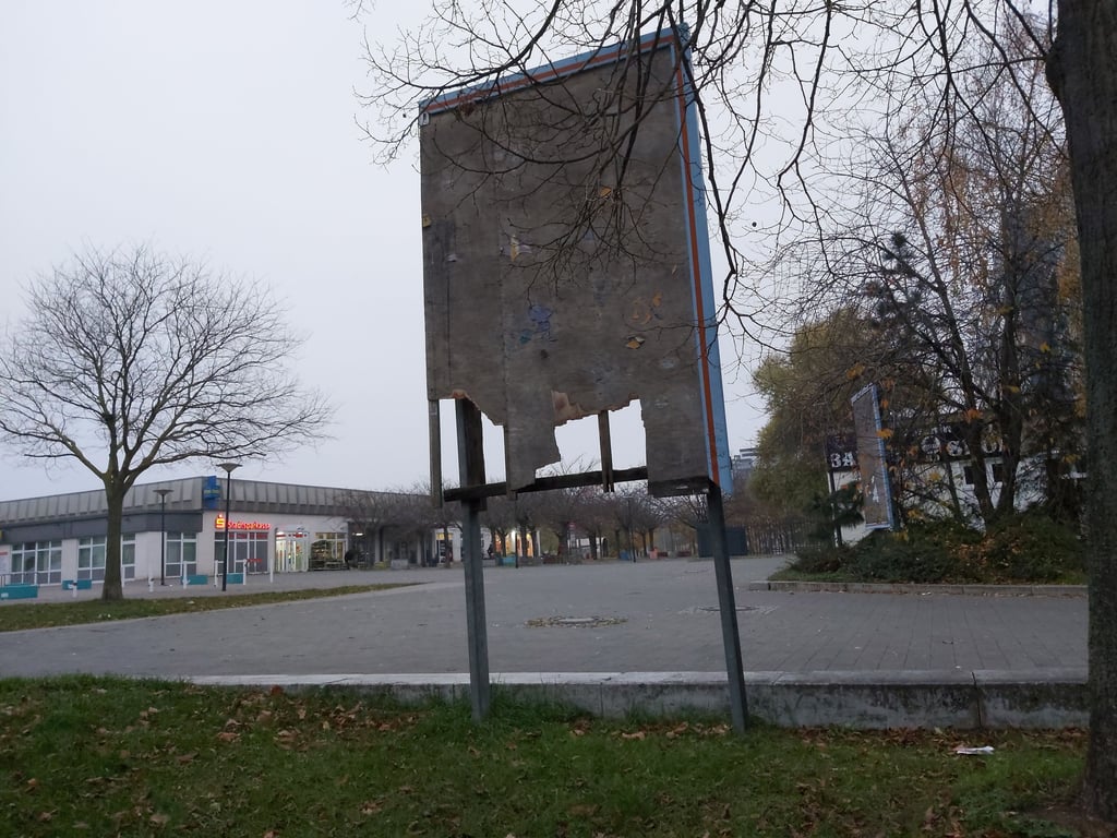 Vergessene Werbetafeln im Neustädter Feld in Magdeburg.
