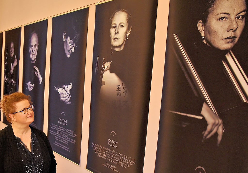 Juliane Naumann schaut sich ihre Fotoausstellung in den Museumsräumen des Köthener Schlosses an.