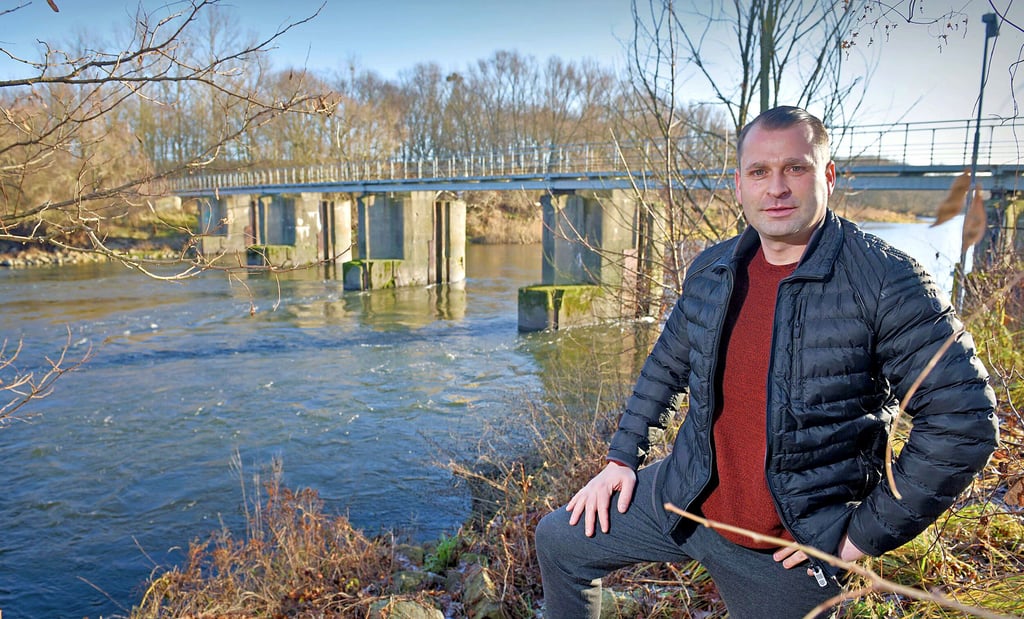 Bürgermeister Ferid Giebler am Muldewehr. Hier soll eine neue Brücke entstehen. Der Fördermittelbescheid ist in der Verwaltung eingegangen.